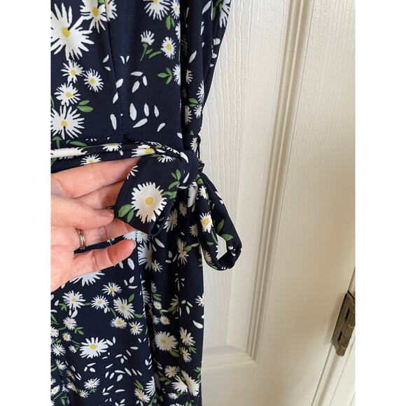 Tommy Hilfiger Dress Windblown Daisy Sleeveless V-Neck Size 8 Belt Fit and Flare - Picture 5 of 12